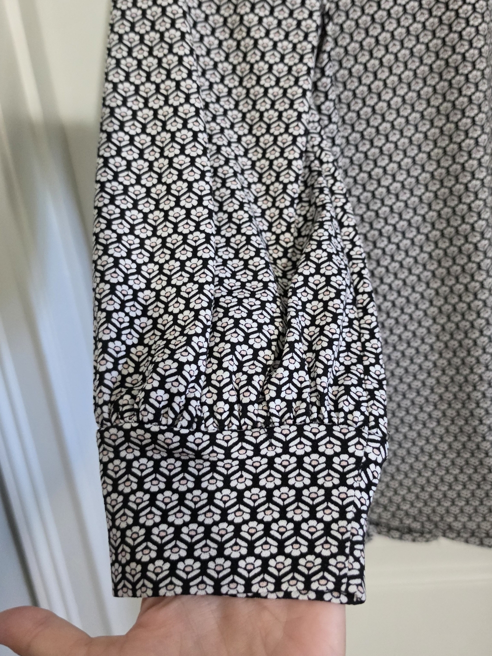 Adrianna Papell Black White Micro Floral V-Neck Blouse Size Small - Picture 5 of 7
